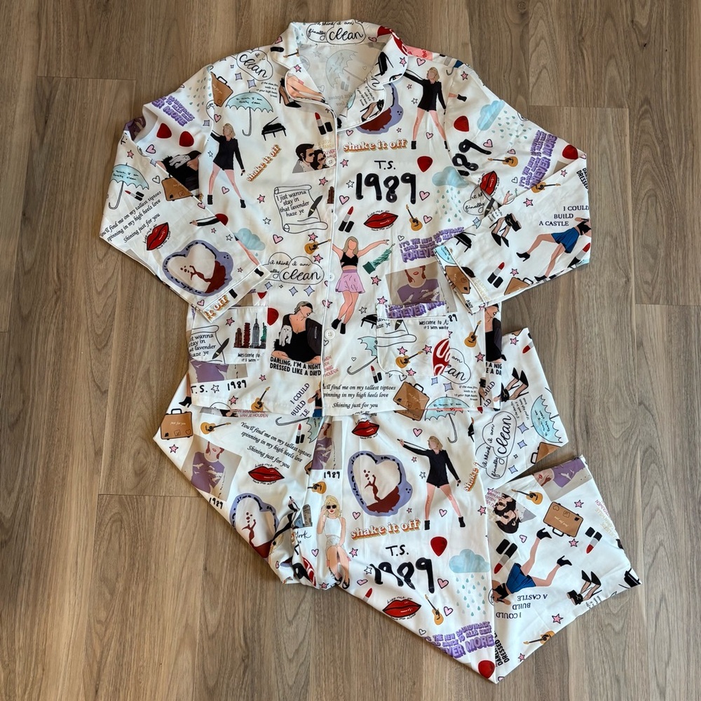 Taylor Swift White Graphic Pajama Set, Large
